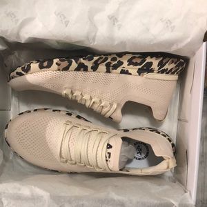 NWT APL Techloom Breeze Sz 8.5 Parchment/Leopard
